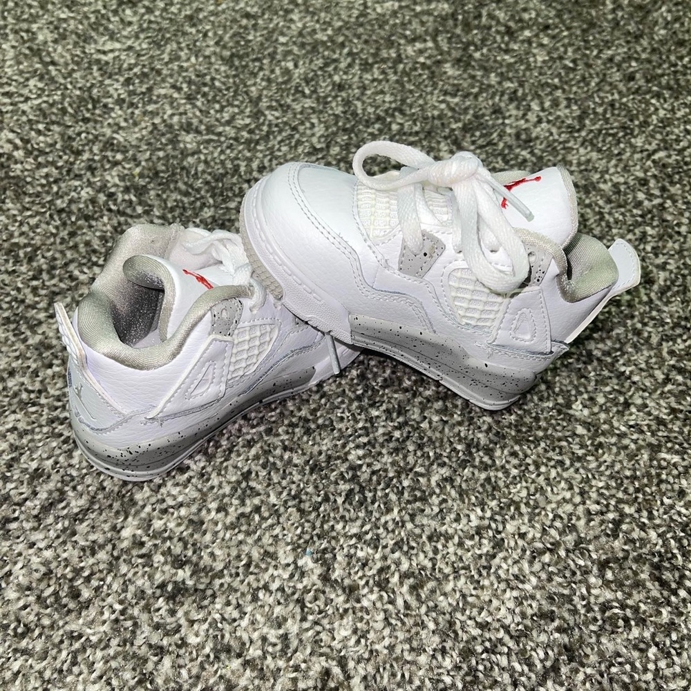 Jordan 4 Retro Oreo 
Toddler Size 5C 
Gently Worn Once 
Market Price: $120+